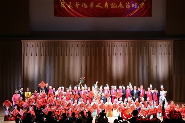 演職人員與嘉賓合影。人民網 許可攝