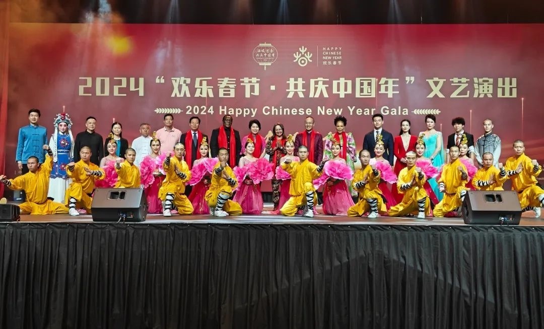 全體嘉賓和演員合影。中國(guó)駐南非大使館供圖