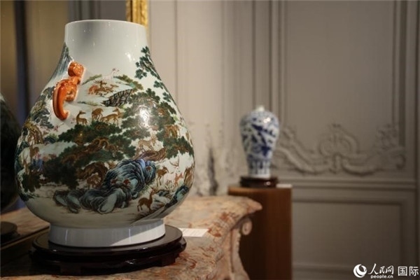 嘉賓和公眾參觀“絲路瓷行”——中國景德鎮(zhèn)陶瓷文化特展。人民網(wǎng)記者 尚凱元攝