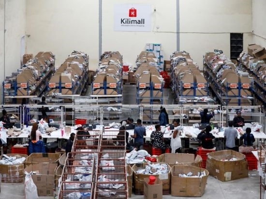 2023年11月11日，在肯尼亞姆洛隆戈，Kilimall員工在倉庫內(nèi)工作。新華社記者 李亞輝 攝