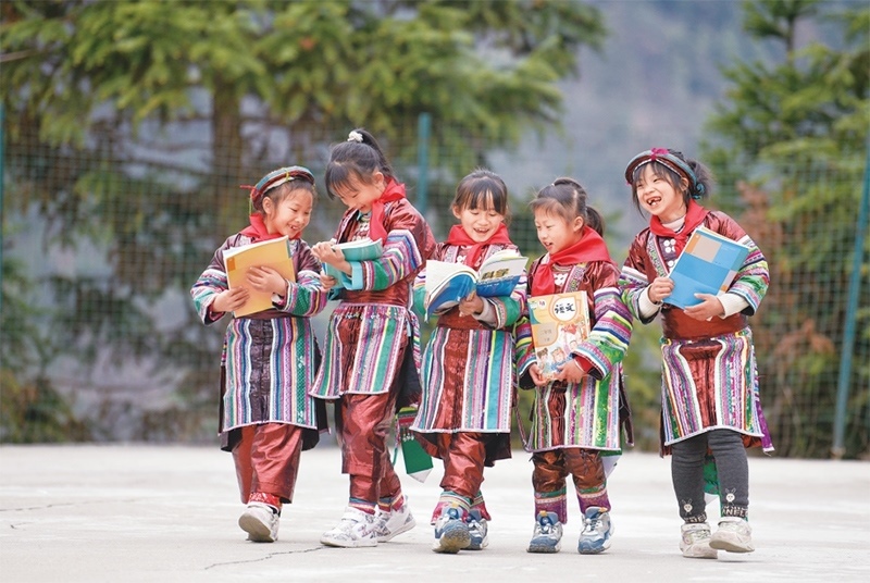位于貴州省黔東南苗族侗族自治州從江縣大山深處的西山鎮(zhèn)中寨教學(xué)點(diǎn)，是一所全校均為瑤族學(xué)生的“微小學(xué)”。近年來，隨著教學(xué)條件逐漸改善，學(xué)校發(fā)生了翻天覆地的變化。圖為2023年2月16日，領(lǐng)到新書的瑤族學(xué)生在一起交流。 新華社記者 楊文斌/攝