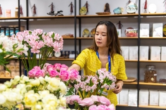 2023年7月1日，在位于湖南省長沙市的湖南高橋大市場，中非經(jīng)貿(mào)博覽會(huì)常設(shè)展館展區(qū)肯尼亞館工作人員在整理產(chǎn)自非洲的鮮花。新華社記者 陳思汗 攝