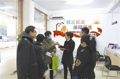  圖③：調(diào)解后，法官現(xiàn)場(chǎng)向當(dāng)事人做釋法析理工作。