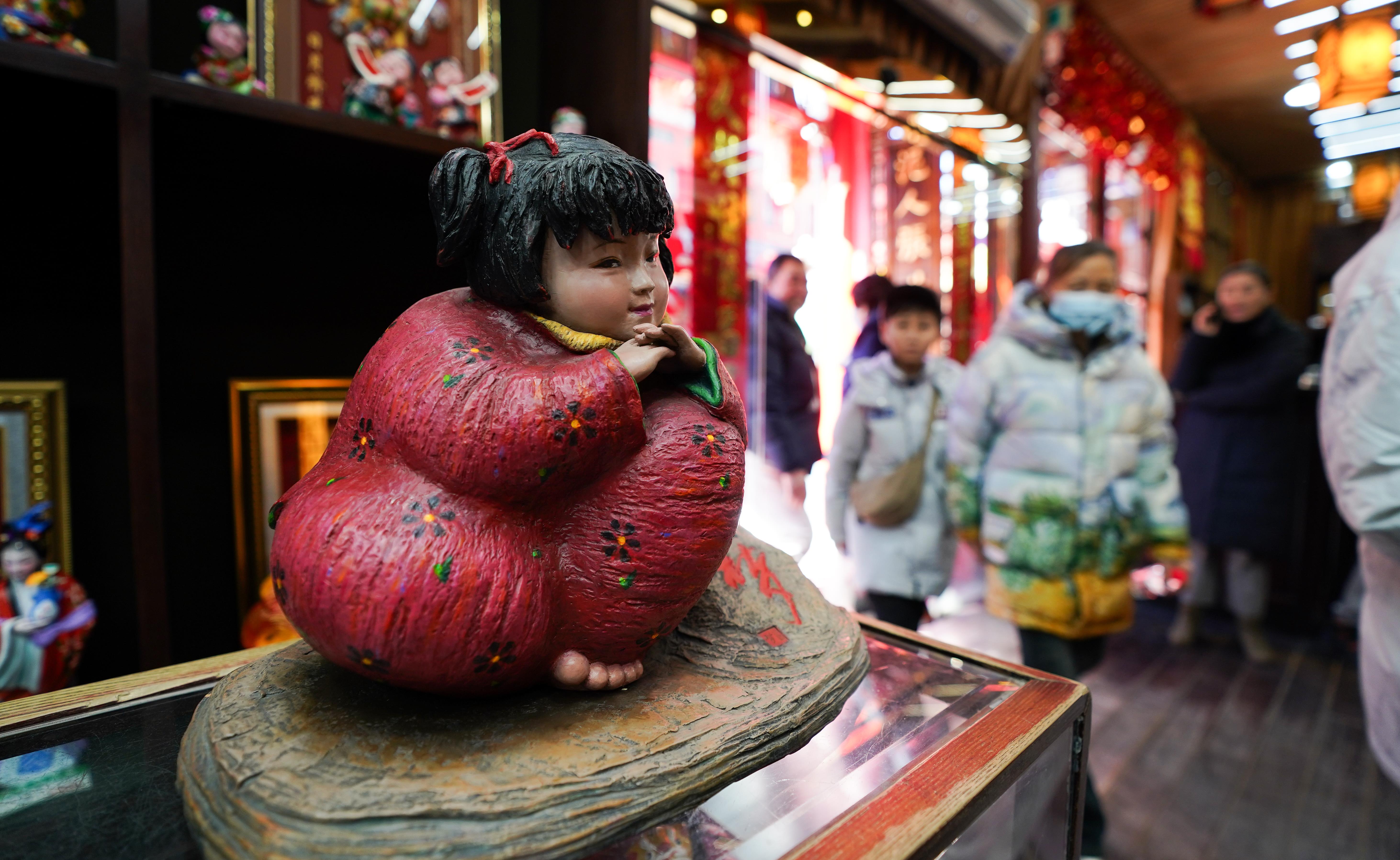 △泥人張彩塑是天津的傳統(tǒng)民間手工藝品，為天津市首批國(guó)家級(jí)非物質(zhì)文化遺產(chǎn)。（總臺(tái)國(guó)廣記者李晉拍攝）