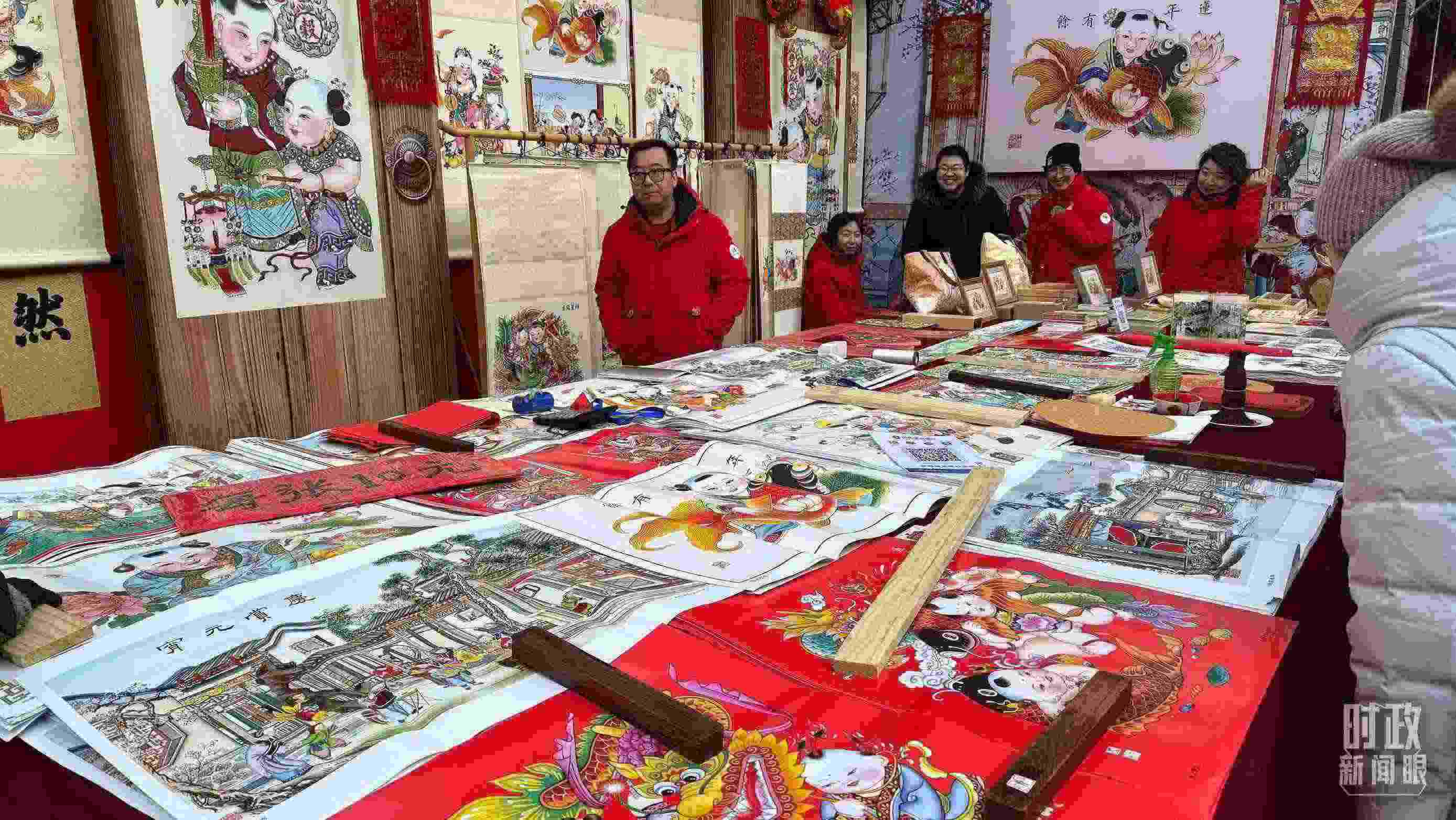 △市民們正在天津古文化街選購年畫。（總臺央視記者黎兵拍攝）