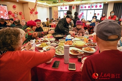 老人們享用公益年夜飯。人民網(wǎng)記者 葉賓得攝