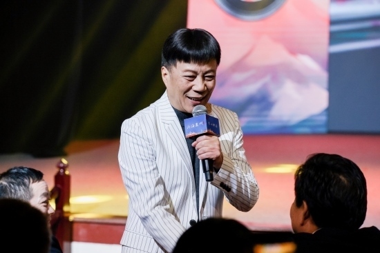 “何以中國·向海泉州”網(wǎng)絡主題活動現(xiàn)場，陳百潭演出時與觀眾互動。泉州廣播電視臺供圖