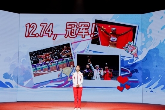 “何以中國·向海泉州”網(wǎng)絡主題活動現(xiàn)場，林雨薇講述奪冠經歷。泉州廣播電視臺供圖