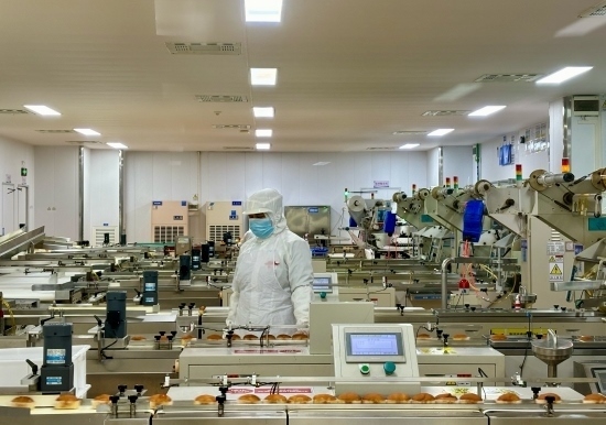 盼盼5G智慧工廠生產(chǎn)線正在進行產(chǎn)品質(zhì)檢。人民網(wǎng)記者 金慧慧攝