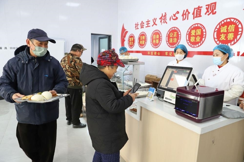 △2024年2月1日，市民在河北涿州市雙塔街道永濟(jì)秀園小區(qū)便民食堂內(nèi)購買午餐。