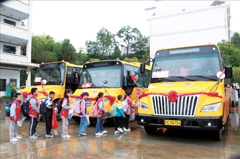△2023年9月28日，湖北竹山縣校園直通車全域開通后，學(xué)生在有序排隊乘車。第二批主題教育開展后，竹山縣將實施農(nóng)村道路暢通工程作為為民辦實事的重要內(nèi)容。