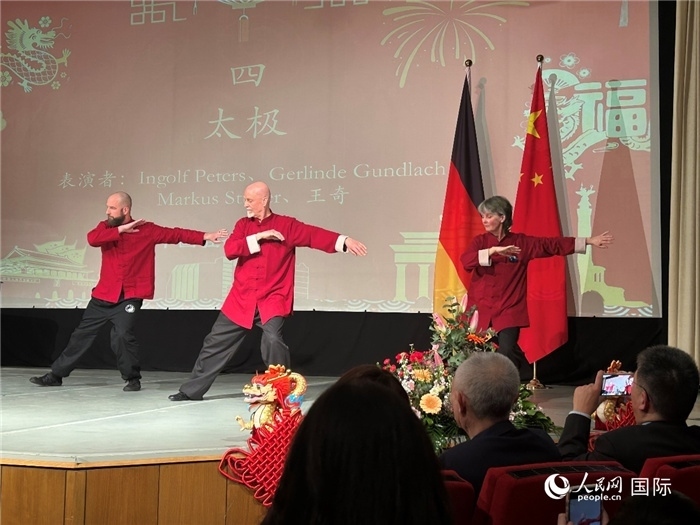 太極，表演者：Ingolf Peters、Gerlinde Gundlach、Markus Stüber