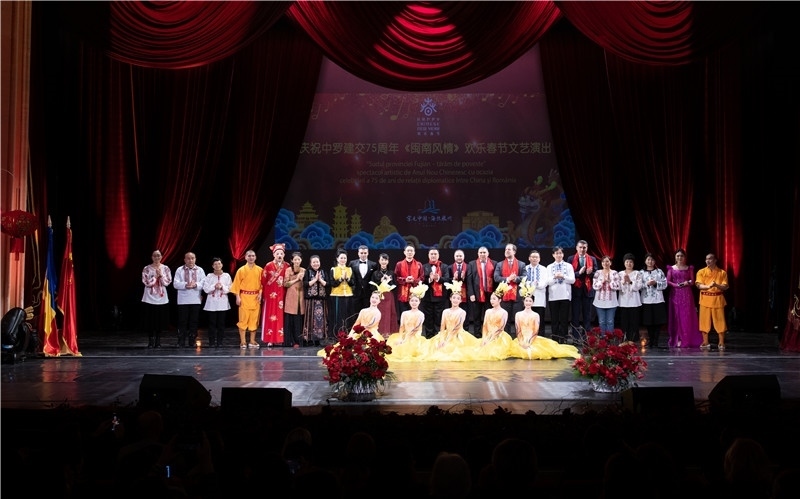 圖為韓大使、羅政府高官與泉州藝術團演員合影。中國駐羅大使館文化處供圖。