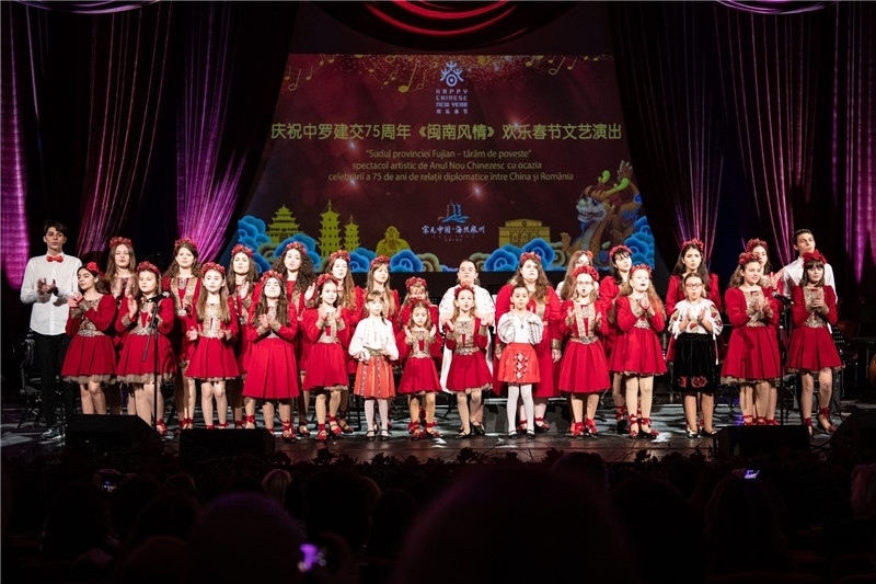 圖為羅小快板兒童合唱團在演唱中文歌曲。 中國駐羅大使館文化處供圖。