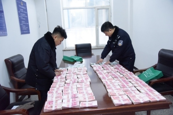 民警清點(diǎn)涉案資金。磐石市公安局供圖