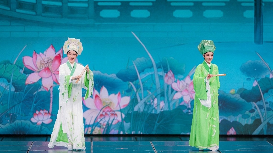 青年越劇演員陳麗君、李云霄彩排現(xiàn)場。主辦方供圖