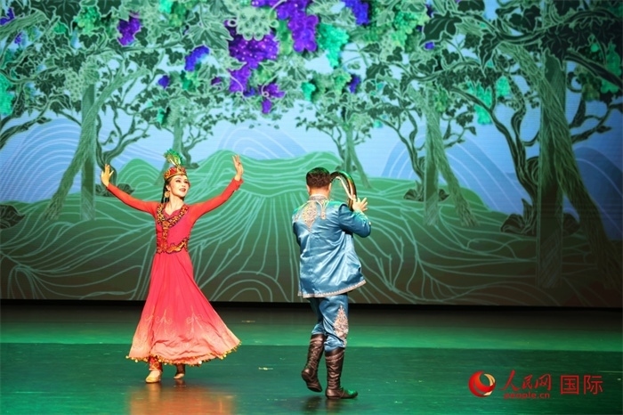 2日在阿聯(lián)酋迪拜舉行的大型音舞詩畫《新疆是個好地方》文藝演出。人民網(wǎng)記者 任皓宇攝