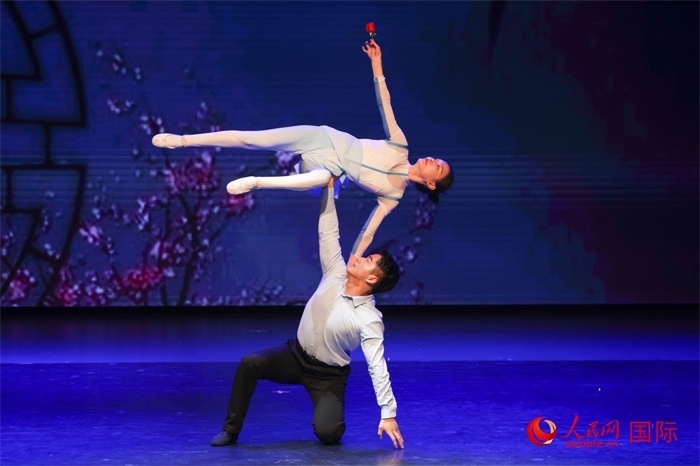 2日在阿聯(lián)酋迪拜舉行的大型音舞詩畫《新疆是個好地方》文藝演出。人民網(wǎng)記者 任皓宇攝