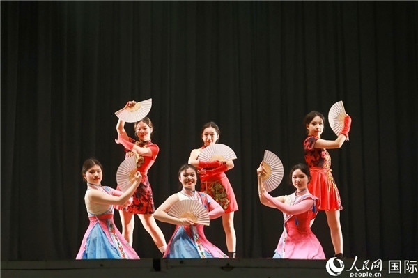 燈光秀匯演現(xiàn)場(chǎng)節(jié)目精彩紛呈。人民網(wǎng)記者 陳海琪攝