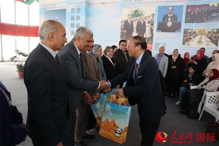 中國駐埃及使館教科處盧春生公參為埃及師生發(fā)放新年禮包。人民網(wǎng)記者 黃培昭攝