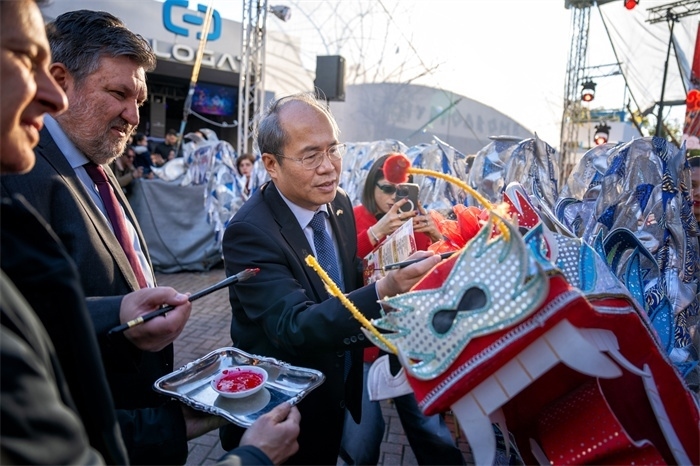 中國駐希臘大使館大使肖軍正與希方嘉賓為舞龍點睛?！吨邢r報》供圖