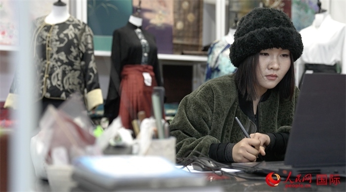 1月23日，在山東省菏澤市曹縣有愛云倉(cāng)直播基地，張子晨正在設(shè)計(jì)漢服。 人民網(wǎng)記者 袁蒙攝