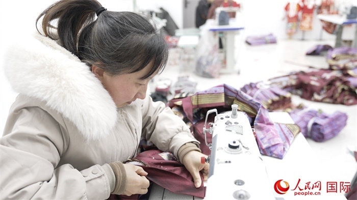 1月24日，在山東省菏澤市曹縣大集鎮(zhèn)云牧服飾有限公司，高燕正在縫制馬面裙。 人民網(wǎng)記者 袁蒙攝