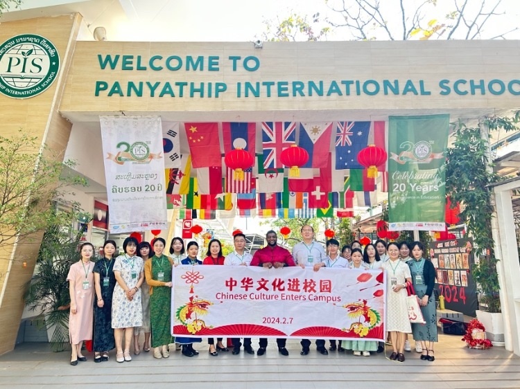 駐老撾使館政治處主任杜長青與白云碧國際學(xué)校校方、參會志愿者教師合影?；顒又鬓k方供圖