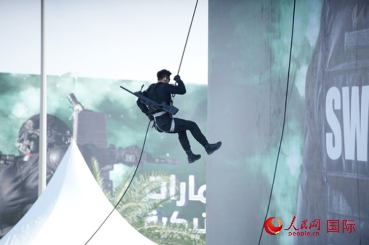 中國特警索降。人民網(wǎng) 塔里克·易卜拉欣攝