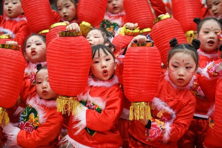 1月18日，四川省閬中市閬中古城，民間藝人和文藝工作者在表演節(jié)目歡度臘八節(jié)，喜迎農(nóng)歷新年。這是參演的小朋友在表演。新華社發(fā)（王玉貴 攝）