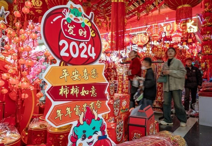 1月11日，顧客在昆明新螺螄灣國(guó)際商貿(mào)城選購(gòu)節(jié)日飾品。新華社記者 陳欣波 攝