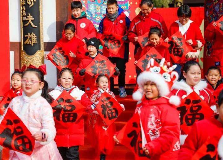 2月2日，小朋友在濟(jì)南五龍?zhí)毒皡^(qū)參加送福字活動(dòng)。新華社發(fā)（徐舟攝）