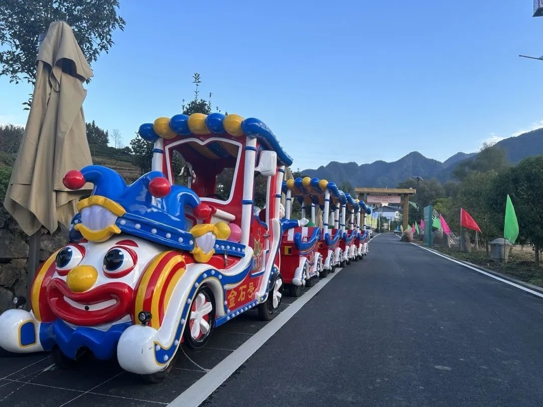 2023年10月，金石村集體出資購買了兩輛無軌觀光小火車。紫陽縣融媒體中心供圖