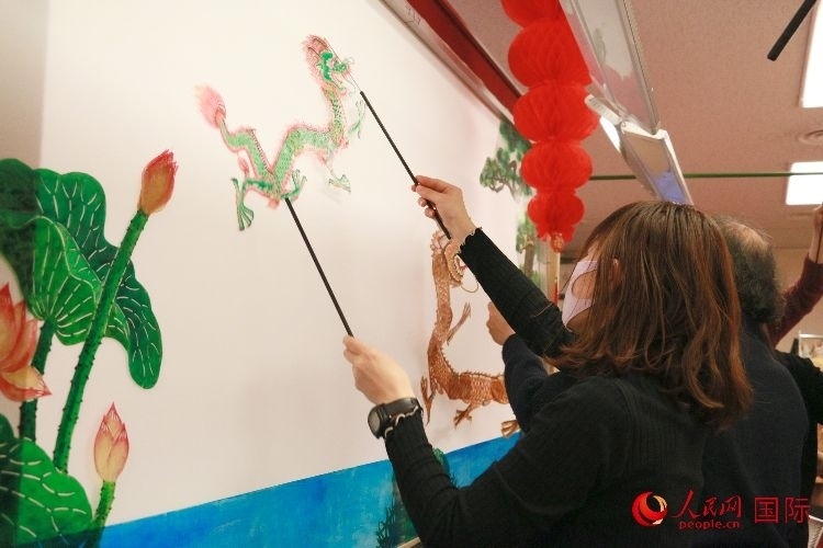 皮影戲表演。人民網(wǎng) 許可攝