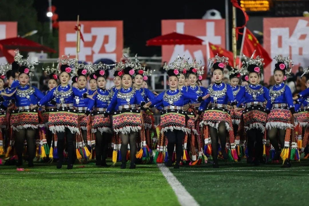 △2024年2月3日，2024年全國“村晚”示范展示活動暨貴州“村超村晚”系列活動之一的民族文化展演，在榕江縣“村超”足球場舉行。