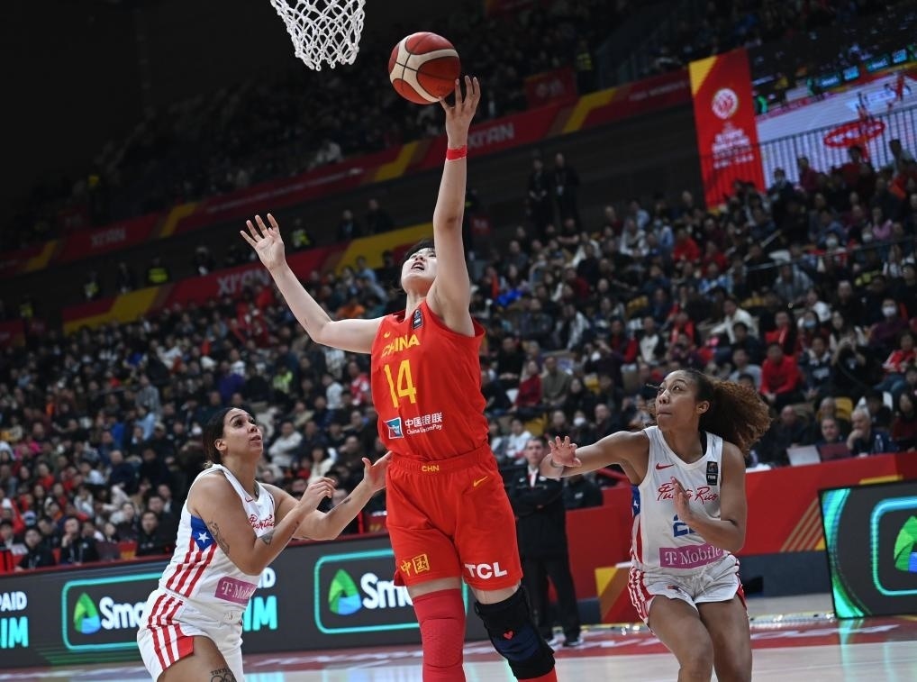 2月11日，中國隊球員李月汝（中）在比賽中上籃。新華社記者 李一博 攝