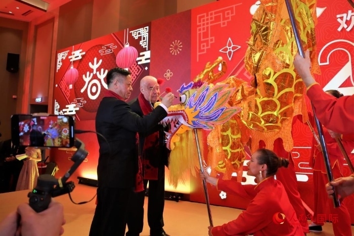 張漢暉（左）、施威特科（右）共同為彩龍點(diǎn)睛。于子恒攝