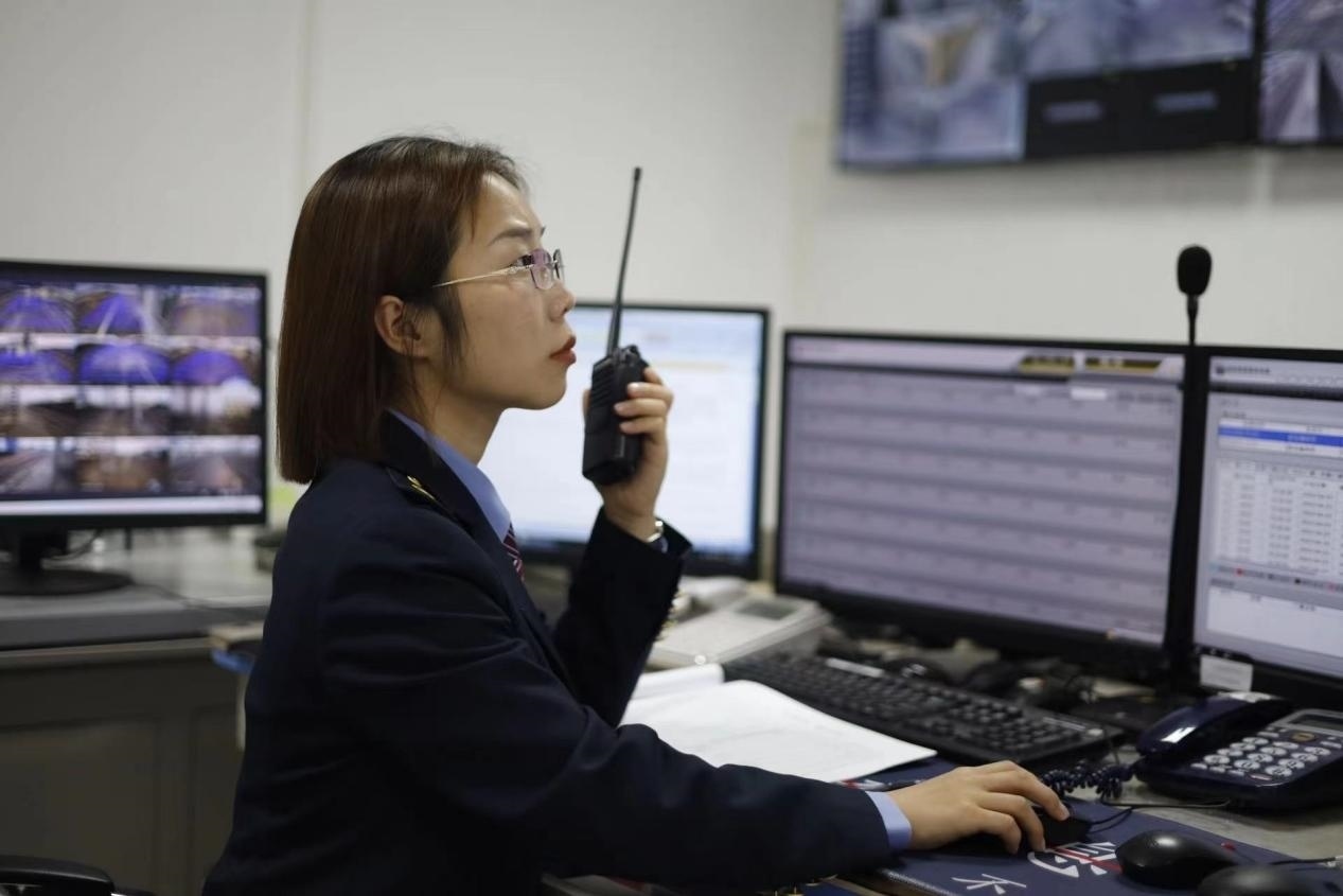 張華正在使用對(duì)講機(jī)溝通客運(yùn)工作情況。蔡紫妍攝