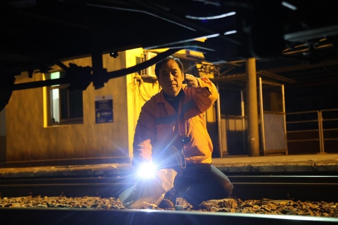 凌晨2點(diǎn)，李金饒正在檢查關(guān)門車。陸佳駿攝