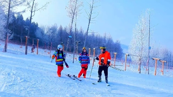 新春走基層｜滑雪場上過春節(jié)！冰城“冷資源”變成“熱經(jīng)濟”