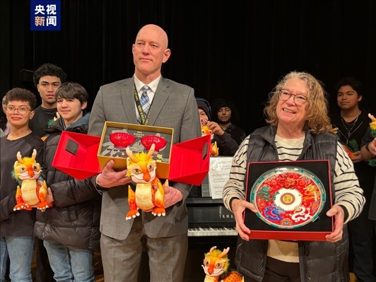 林肯中學(xué)校長(zhǎng)和老師獲贈(zèng)“春碗”和“五龍戲珠盤(pán)”