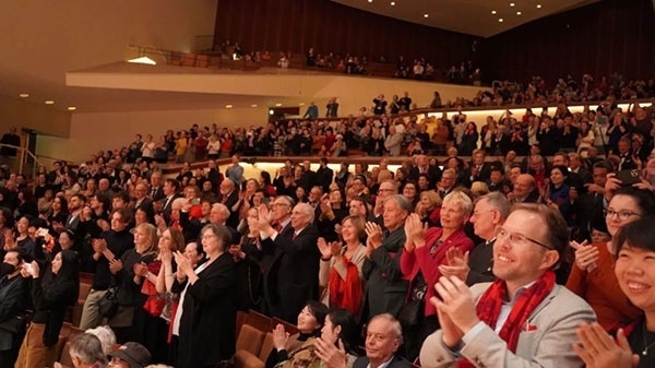 中德觀眾觀看中央民族樂團(tuán)“”天地永樂·中國節(jié)“”音樂會(huì)。中國駐德國大使館供圖