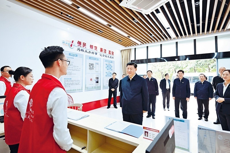 2023年12月14日至15日，中共中央總書(shū)記、國(guó)家主席、中央軍委主席習(xí)近平在廣西考察。這是14日上午，習(xí)近平在南寧市良慶區(qū)蟠龍社區(qū)黨群服務(wù)中心考察。 新華社記者 燕雁/攝