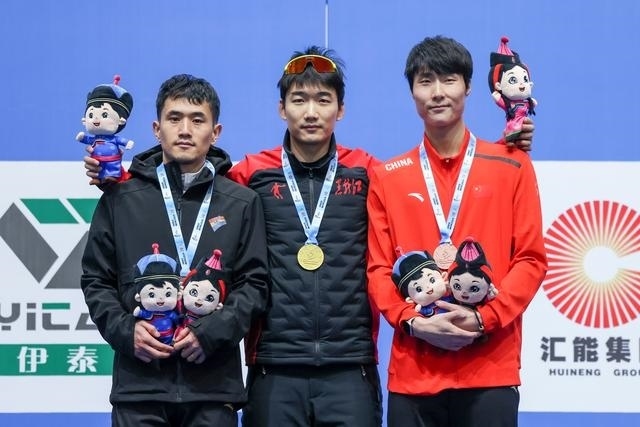 1月12日，“十四冬”速度滑冰（公開(kāi)組）男子500米比賽，冠軍黑龍江隊(duì)選手高亭宇（中）、亞軍遼寧隊(duì)選手楊濤（左）、季軍河北隊(duì)選手李添龍?jiān)陬C獎(jiǎng)儀式上合影。新華社記者 王楷焱 攝