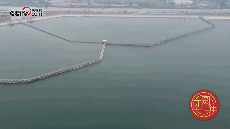 △西江潛地行，潤澤大灣區(qū)。珠江三角洲水資源配置工程西起廣東佛山順德西江干流鯉魚洲，穿越獅子洋，東至深圳公明水庫，是世界上流量最大的長距離有壓調(diào)水工程。