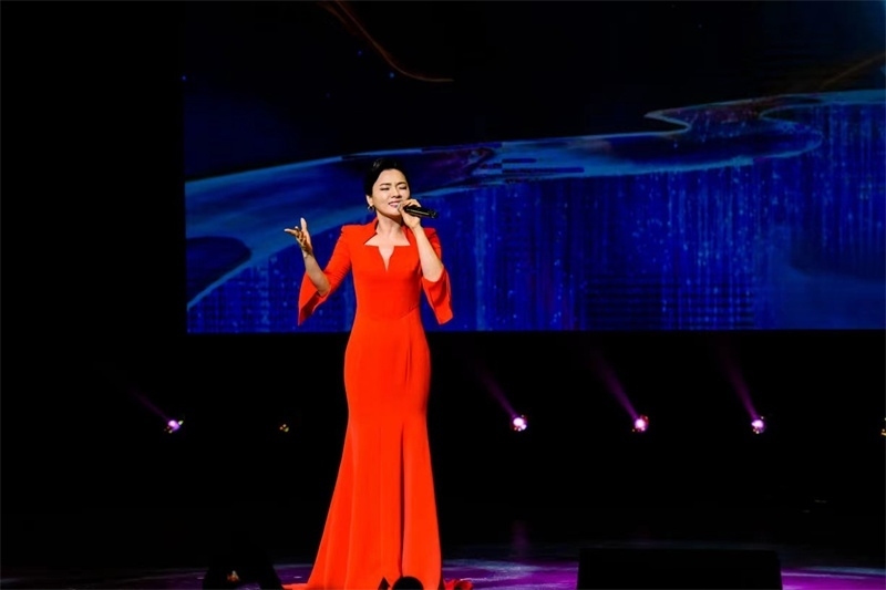 女高音歌唱家陳思思演唱《但愿人長久》。趙 靖攝