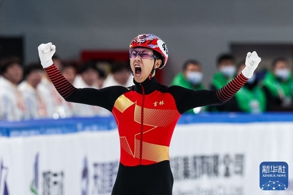 吉林隊(duì)選手孫龍沖線(xiàn)后慶祝勝利。新華社記者 李博 攝