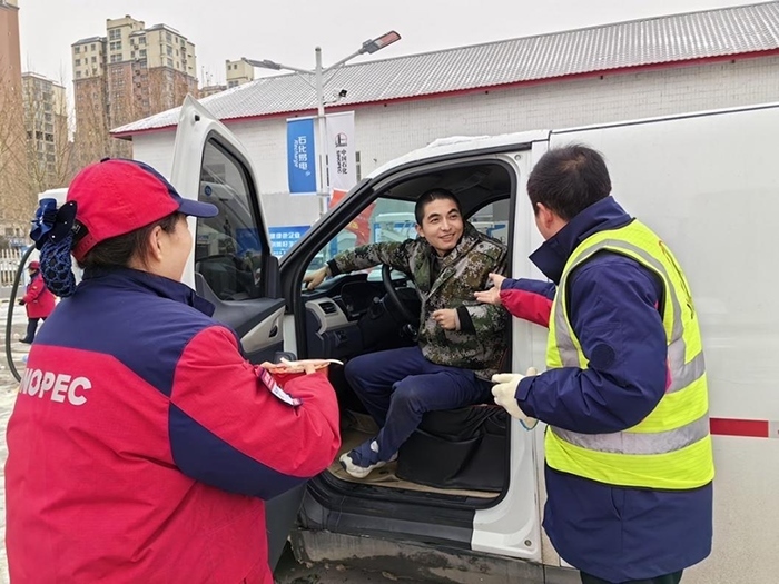 加能站員工為雪天到站充電的司機(jī)送來(lái)泡面并邀請(qǐng)他到站里休息。受訪者供圖