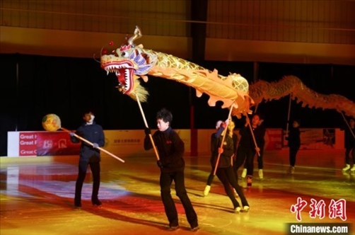當?shù)貢r間2月17日晚，作為農歷甲辰龍年“歡樂春節(jié)”系列活動之一，別具特色的青少年冰上春晚在加拿大多倫多舉行。圖為青少年表演冰上舞龍。 中新社記者 余瑞冬 攝