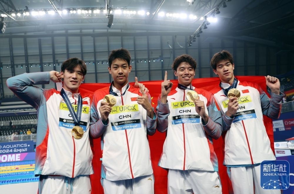 2月11日，2024年多哈游泳世錦賽男子4×100米自由泳接力決賽，中國隊(duì)選手王浩宇、張展碩、季新杰和潘展樂（從左到右）在頒獎儀式后合影慶祝。新華社記者 雒圓 攝